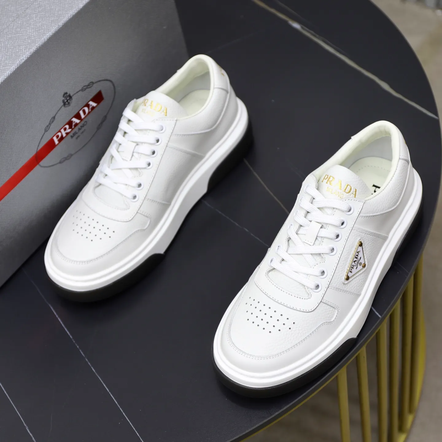 Factory price: 720💰Top original order Brand: PRADA (Prada) Standard code: Men's size 38/44 (45 can be customized) Grade: Same as the official website Material: Original cowhide stitching imported cowhide lining Original combination two-color wear-resistant soft outsole Style category: Leisure and sports version Young fashion European and American trend British style Color: Actual picture color